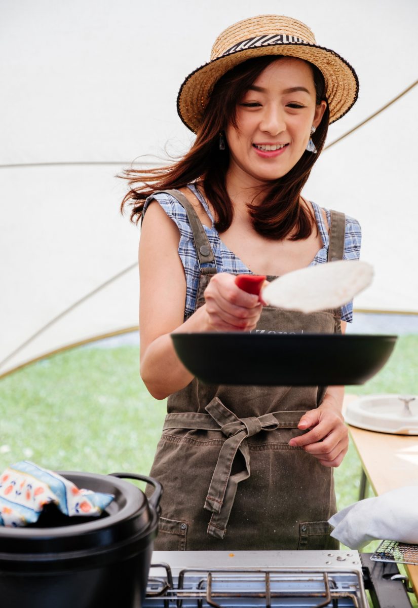 Kelys用Domo零重力平底鍋把印度甩餅拋起